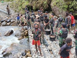 Satgas Yonif 433/JS Bangun Jembatan Permudah Akses Warga 2 Distrik di Nduga