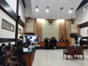 Jaksa Juga Tuntut Haris Azhar dan Fatia Segera Ditahan Jaksa Juga Tuntut Haris Azhar dan Fatia Segera Ditahan