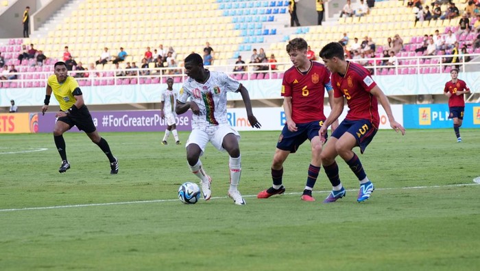 Spanyol Menang Tipis Atas Mali di Piala Dunia U-17 Timnas Spanyol harus mengalahkan 10 pemain Timnas Mali dengan susah payah di matchday kedua Piala Dunia U-17 2023. La Rojita cuma menang 1-0.