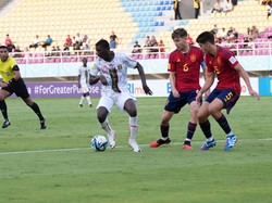 Mali banyak menyerang kedua sayap Spanyol yang sering bolong karena garis pertahanan tinggi. Beruntung Spanyol punya Raul Jimenez yang bermain ciamik di bawah mistar. Mali bahkan harus bermain dengan 10 orang setelah top scorer Mamadou Doumbia dikartumerah pada menit ke-40 karena tangannya melayang ke wajah Pau Prim. Skor 0-0 bertahan hingga turun minum.  