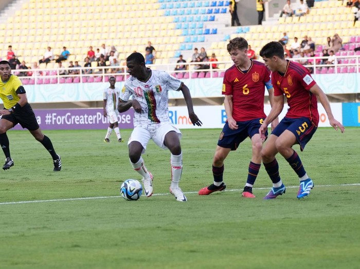 Timnas Spanyol harus mengalahkan 10 pemain Timnas Mali dengan susah payah di matchday kedua Piala Dunia U-17 2023. La Rojita cuma menang 1-0.