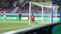 Spanyol yang masih ditekan Mali di babak kedua akhirnya bisa memecah kebuntuan pada menit ke-62. Hector Fort dari sisi kanan melepaskan umpan tarik ke depan gawang untuk dicocor Juan Hernandez ke gawang Bourama Kone.  