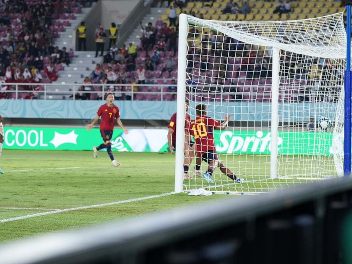 Timnas Spanyol harus mengalahkan 10 pemain Timnas Mali dengan susah payah di matchday kedua Piala Dunia U-17 2023. La Rojita cuma menang 1-0.