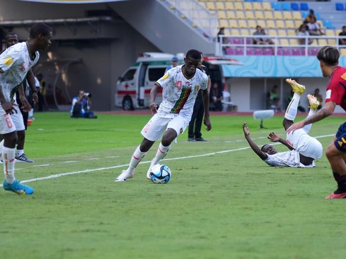Timnas Spanyol harus mengalahkan 10 pemain Timnas Mali dengan susah payah di matchday kedua Piala Dunia U-17 2023. La Rojita cuma menang 1-0.