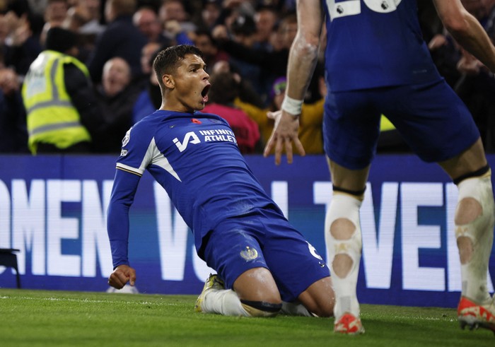 Thiago Silva Soccer Football - Premier League - Chelsea v Manchester City - Stamford Bridge, London, Britain - November 12, 2023 Chelsea's Thiago Silva celebrates scoring their first goal Action Images via Reuters/John Sibley NO USE WITH UNAUTHORIZED AUDIO, VIDEO, DATA, FIXTURE LISTS, CLUB/LEAGUE LOGOS OR 'LIVE' SERVICES. ONLINE IN-MATCH USE LIMITED TO 45 IMAGES, NO VIDEO EMULATION. NO USE IN BETTING, GAMES OR SINGLE CLUB/LEAGUE/PLAYER PUBLICATIONS.
