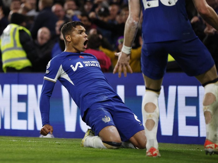 Soccer Football - Premier League - Chelsea v Manchester City - Stamford Bridge, London, Britain - November 12, 2023 Chelsea's Thiago Silva celebrates scoring their first goal Action Images via Reuters/John Sibley NO USE WITH UNAUTHORIZED AUDIO, VIDEO, DATA, FIXTURE LISTS, CLUB/LEAGUE LOGOS OR 'LIVE' SERVICES. ONLINE IN-MATCH USE LIMITED TO 45 IMAGES, NO VIDEO EMULATION. NO USE IN BETTING, GAMES OR SINGLE CLUB/LEAGUE/PLAYER PUBLICATIONS.