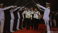 Tradisi Pedang Pora Sambut Kedatangan CT-Kapolri di Soedirman Awards 2023