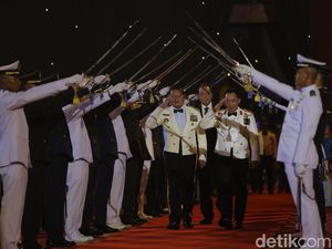Tradisi Pedang Pora Sambut Kedatangan CT-Kapolri di Soedirman Awards 2023