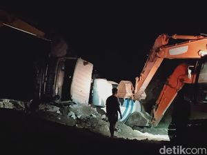 Truk Molen Proyek Tol Terguling di Brangkal Klaten, 3 Alat Berat Dikerahkan