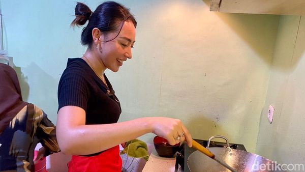 Potret Warung Penyetan Cece yang Bikin Pengunjung Sering Gagal Fokus