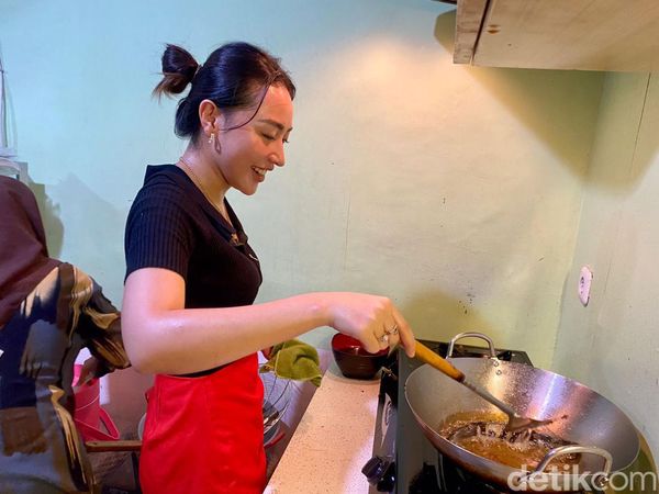 Potret Warung Penyetan Cece yang Bikin Pengunjung Sering Gagal Fokus