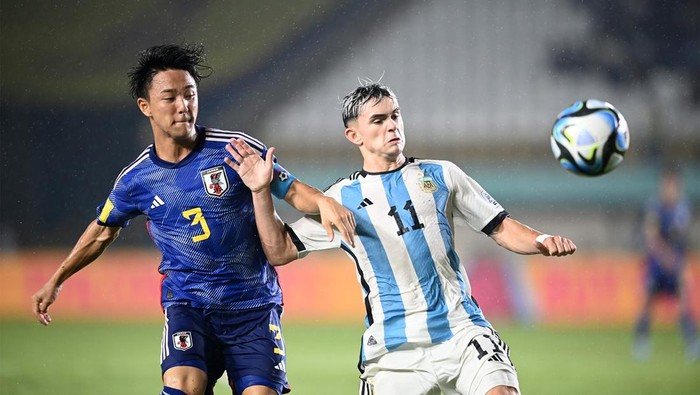 Argentina Taklukkan Jepang 3-1 di Piala Dunia U-17 Argentina mengalahkan Jepang dengan skor 3-1 dalam lanjutan Grup D Piala Dunia U-17 2023 di Stadion Si Jalak Harupat, Soreang, Kabupaten Bandung, Selasa (14/11/2023). Kini Argentina menempati urutan tiga Grup D dengan tiga poin.