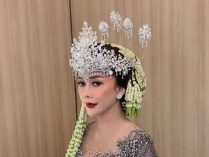 Aura Kasih Manglingi Jadi Pengantin Sunda, Cantik Pakai Kebaya & Ronce Melati Aura Kasih Manglingi Jadi Pengantin Sunda, Cantik Pakai Kebaya & Ronce Melati