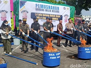 Bea Cukai Parepare Musnahkan Rokok-Miras Ilegal Rugikan Negara Rp 1,2 M Bea Cukai Parepare Musnahkan Rokok-Miras Ilegal Rugikan Negara Rp 1,2 M