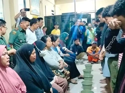 Nangis, Belasan Pelajar Pelaku Tawuran di Jakpus Dihukum Cuci Kaki Ibu