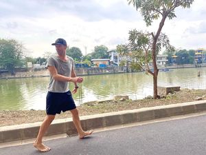 3 Aksi Viral Vokalis Coldplay: Jalan Nyeker-Sujud Cium Aspal Bandara Halim 3 Aksi Viral Vokalis Coldplay: Jalan Nyeker-Sujud Cium Aspal Bandara Halim