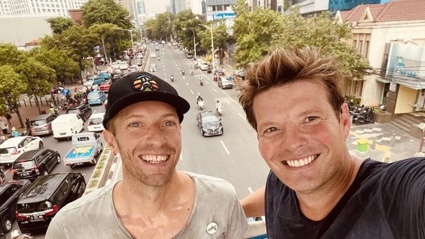 Chris Martin nyeker jalan kaki di Jakarta