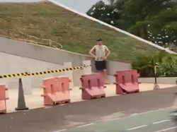 Chris Martin Tertangkap Kamera Jalan-jalan di Jakarta