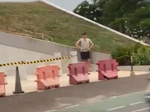 Chris Martin Tertangkap Kamera Jalan-jalan di Jakarta Chris Martin Tertangkap Kamera Jalan-jalan di Jakarta
