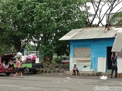 Tangis Nani Usai Eks Terminal Cilembang Tasikmalaya Dibongkar