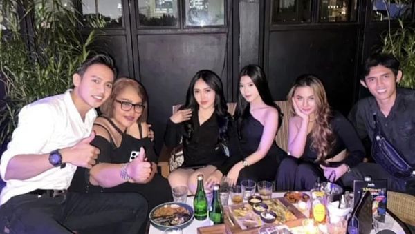 Eva Manurung, Ibu Virgoun yang Hobi Makan Bareng Keluarga dan Teman