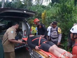 Sulitnya Evakuasi Wisatawan Cedera Kaki di Air Terjun Kapas Biru Lumajang