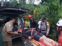 Sulitnya Evakuasi Wisatawan Cedera Kaki di Air Terjun Kapas Biru Lumajang