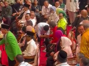 Gibran Bersalaman dengan Hasto Sekjen PDIP di Lokasi Pengundian Nomor Urut