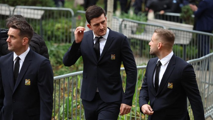 Soccer Football - Funeral of former England and Manchester United footballer Bobby Charlton - Manchester Cathedral, Manchester, Britain - November 13, 2023 Manchester Uniteds Harry Maguire, Luke Shaw and Tom Heaton arrive at Manchester Cathedral REUTERS/Phil Noble