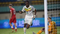 Idrissa Gueye merayakan gol usai membobol gawang Polandia.  