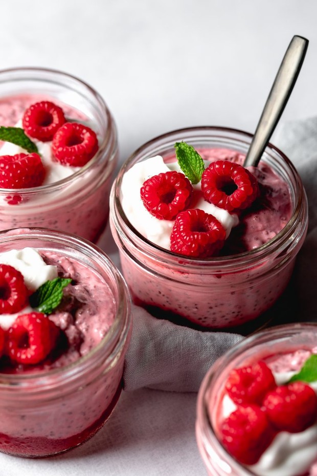 Ilustrasi Puding Chia Seeds Kelapa dengan Saus Raspberry/ Foto: Plantandsoul.com