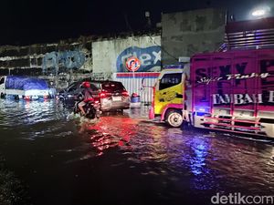 Jalan Kaligawe Semarang Tergenang Usai Hujan, Kendaraan Diminta Putar Balik Jalan Kaligawe Semarang Tergenang Usai Hujan, Kendaraan Diminta Putar Balik