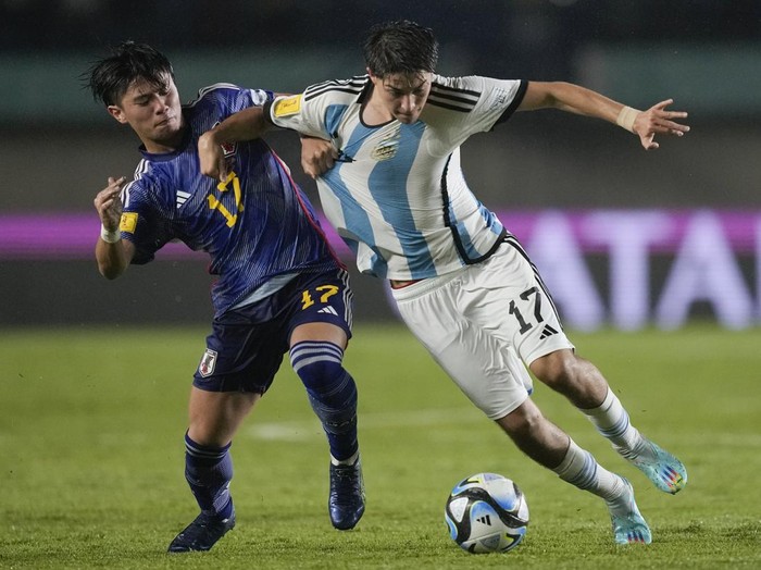 Argentinas Valentino Acuna, right, battles for the ball against Japans Shotaro Shibata during their FIFA U-17 World Cup Group D soccer match at Si Jalak Harupat Stadium in Bandung, West Java, Indonesia, Tuesday, Nov. 14, 2023. (AP Photo/Achmad Ibrahim)