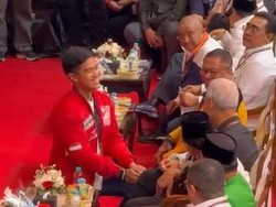 Momen Kaesang Bersimpuh dan Ngobrol dengan Megawati di KPU