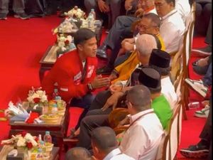 Momen Gibran dan Kaesang Cium Tangan Megawati