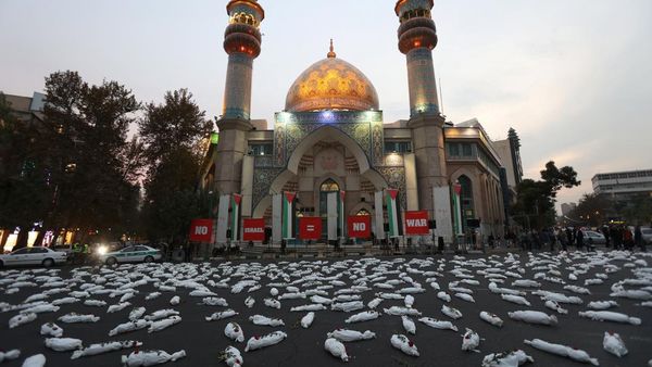 Kain Kafan Simbol Anak-anak Gaza yang Tewas Penuhi Jalan di Teheran