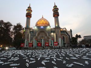 Kain Kafan Simbol Anak-anak Gaza yang Tewas Penuhi Jalan di Teheran Kain Kafan Simbol Anak-anak Gaza yang Tewas Penuhi Jalan di Teheran