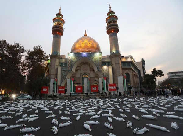 Kain Kafan Simbol Anak-anak Gaza yang Tewas Penuhi Jalan di Teheran