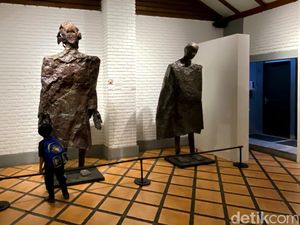 Karya Maestro Seni Rupa Jeihan Sukmantoro Dipamerkan di Bandung Karya Maestro Seni Rupa Jeihan Sukmantoro Dipamerkan di Bandung