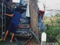 Truk Tronton Ringsek Usai Hantam Dump Truk di Jalan Jogja-Solo Ceper