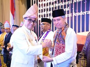 Menhub Budi Karya Serahkan Penghargaan Bergengsi ke Setditjen Hubla