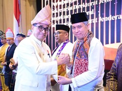 Menhub Budi Karya Serahkan Penghargaan Bergengsi ke Setditjen Hubla