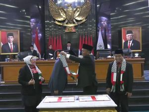 Heru Budi dan Anggota DPRD DKI Kenakan Syal Palestina Saat Rapat Paripurna