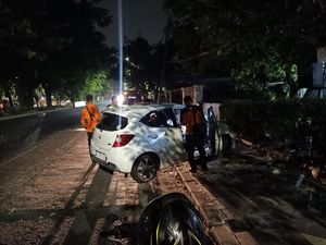 Honda Brio Tabrak Lampu PJU Diponegoro Surabaya hingga Ringsek