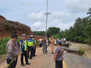 Jalan Penghubung Tapsel-Madina Putus, Mobil Tak Bisa Lewat