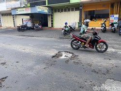 Jalan Rusak di Pajagalan Sukabumi Bahayakan Pengendara