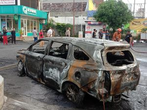 Ditinggal Salat, Mobil Ludes Terbakar di Depan SPBU Gejayan Sleman
