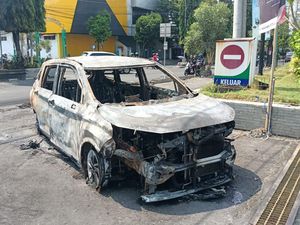 Penampakan Mobil Hangus Terbakar di Depan SPBU Gejayan Sleman