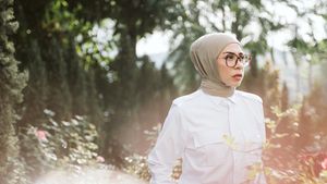 Gaya Kece Melly Goeslaw saat Kulineran Surabi Oncom hingga Petai