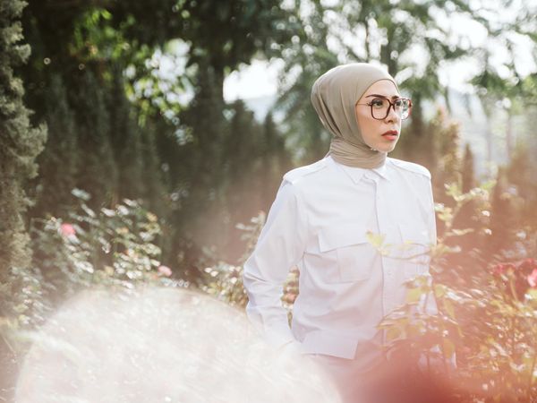 Gaya Kece Melly Goeslaw saat Kulineran Surabi Oncom hingga Petai